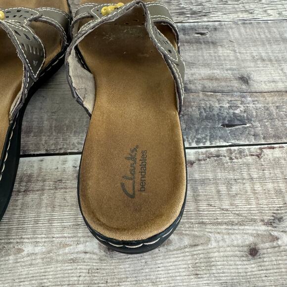 Clarks Bendable Sandals Womens 9M Beaded 2 Strap Taupe Brown Gray Slides READ - Picture 8 of 13